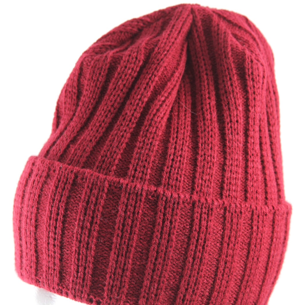 Rote Mütze mit Umschlag, in grober Ripp-Strickart