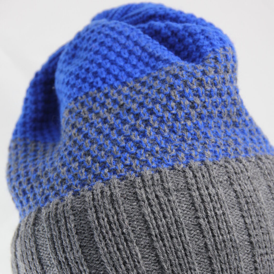 Zweifarbige Strickmütze in Häkeloptik mit geripptem Bund