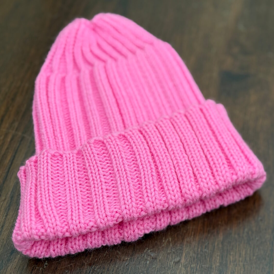 Pinke Strickmütze mit Umschlah und breiten, dehnbaren Rippen für Stretch-Effekt