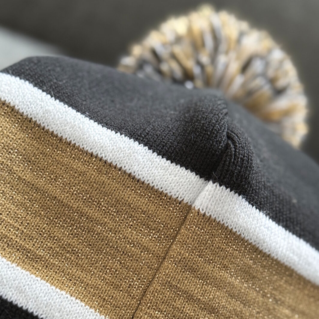 Mütze mit goldenem Metallic-Strickgarn