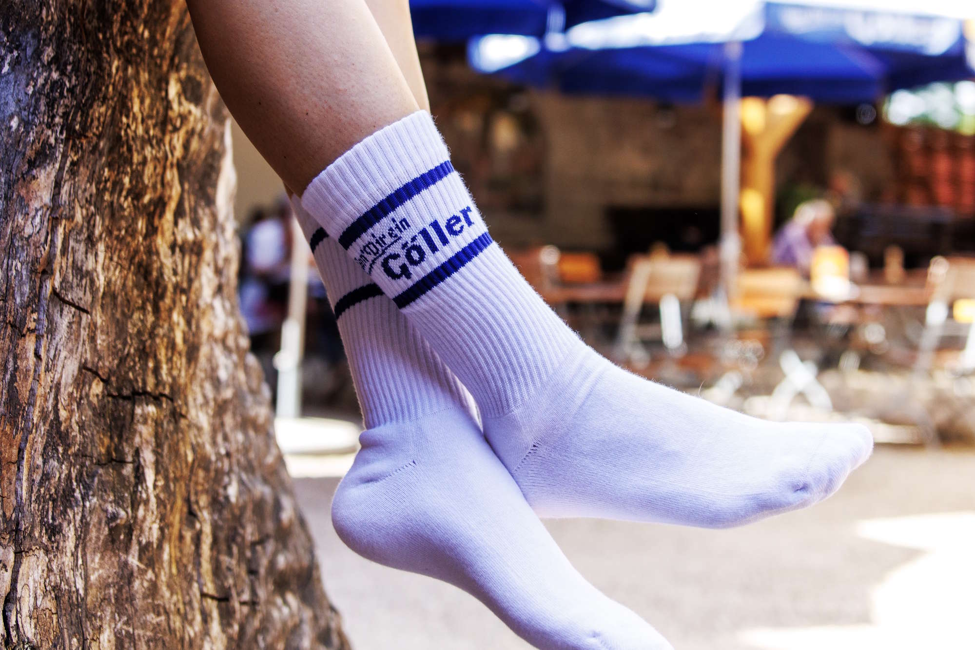 Socken Gönn Dir Sportsocken mit Brauerei-Logo in einem Biergarten
