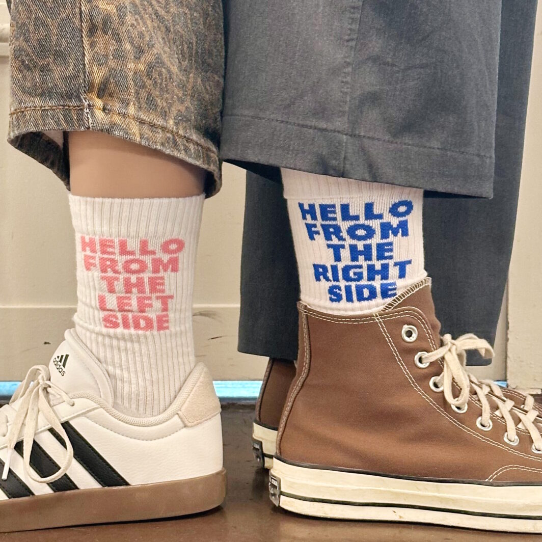 Socken mit unterschiedlichen Texten links und rechts