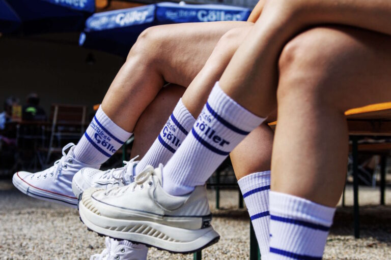 Socken bedrucken Biergarten Beine mit Tennissocken mit Brauereilogo im Biergarten