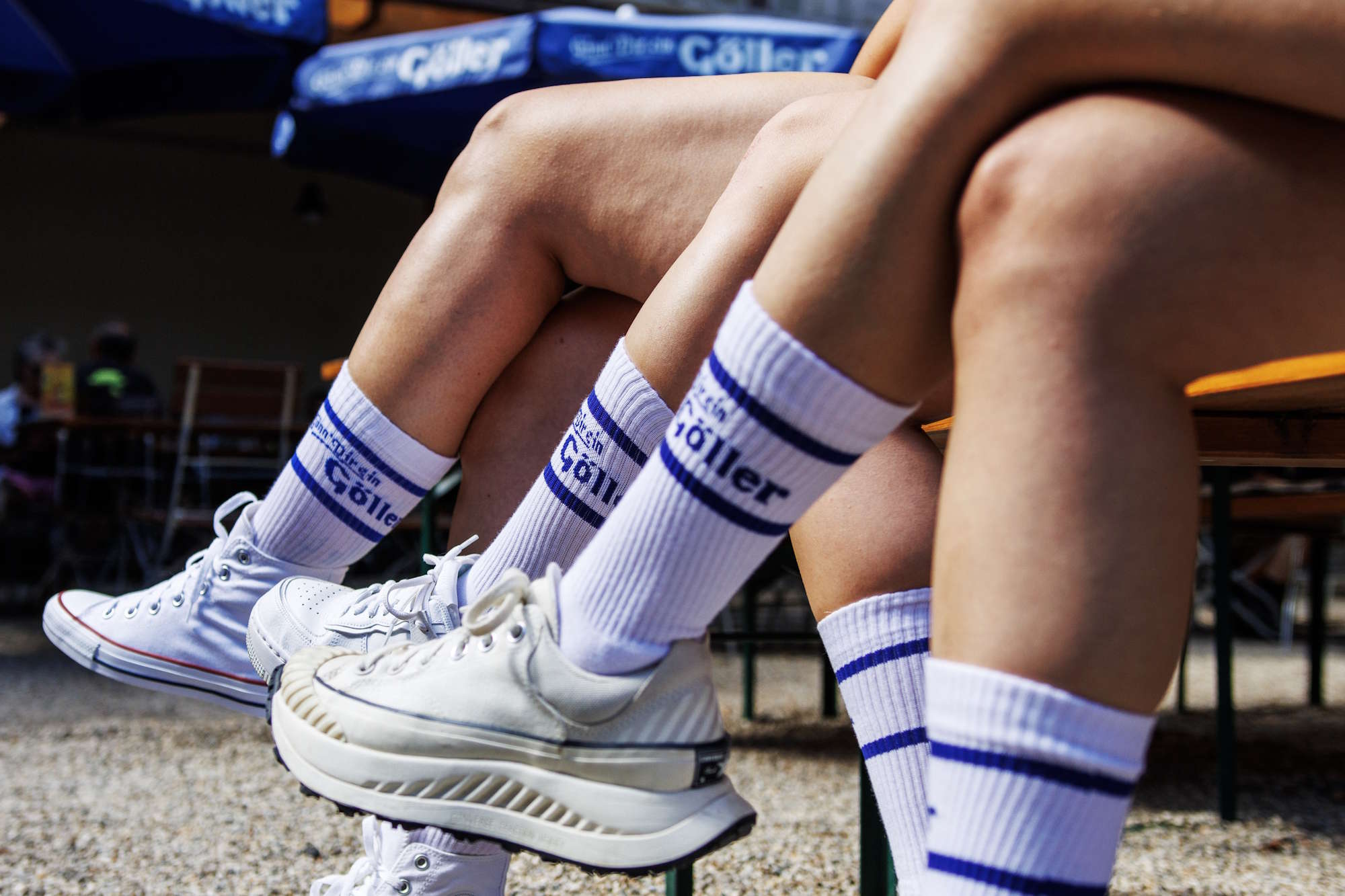 Socken bedrucken Biergarten Beine mit Tennissocken mit Brauereilogo im Biergarten