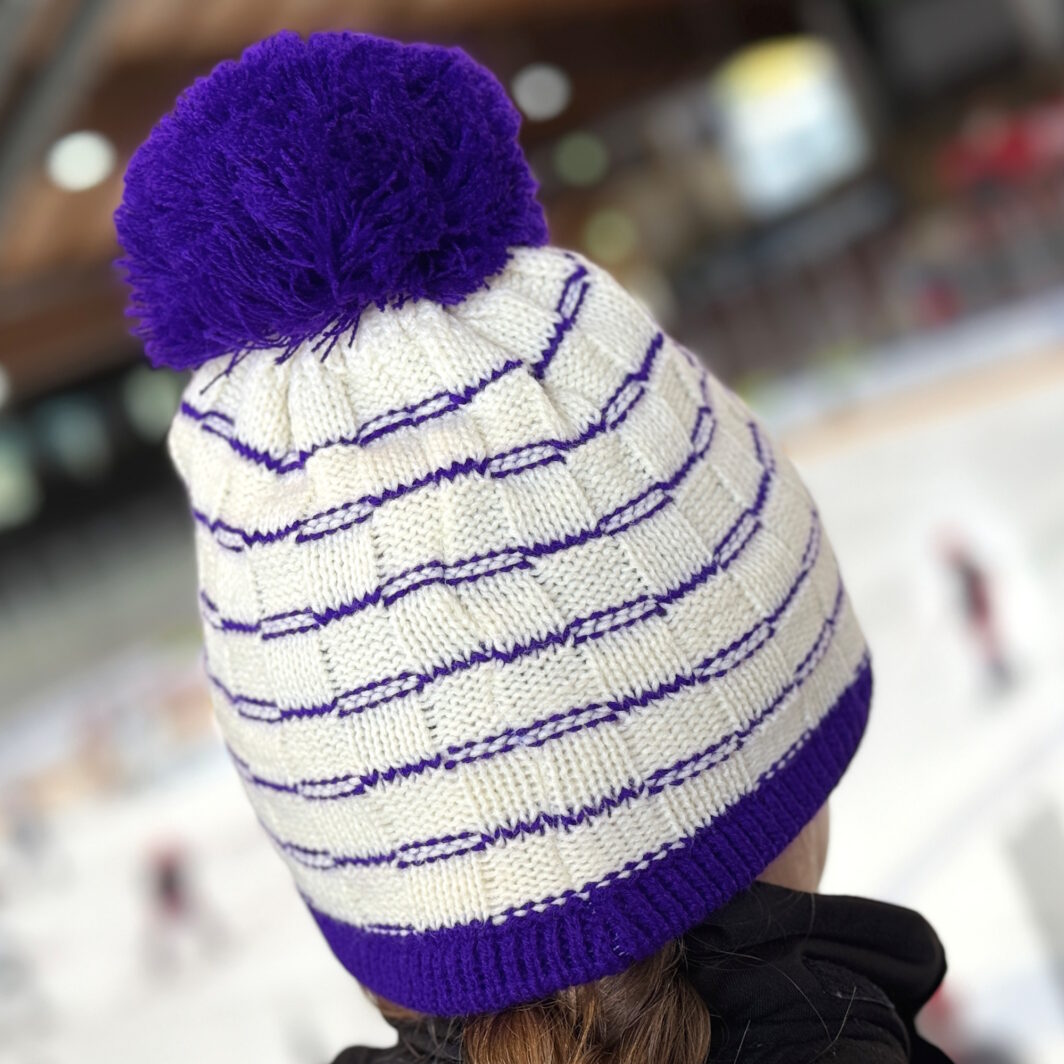 Mütze rechts-links gestrickt mit extragroßer Bommel
