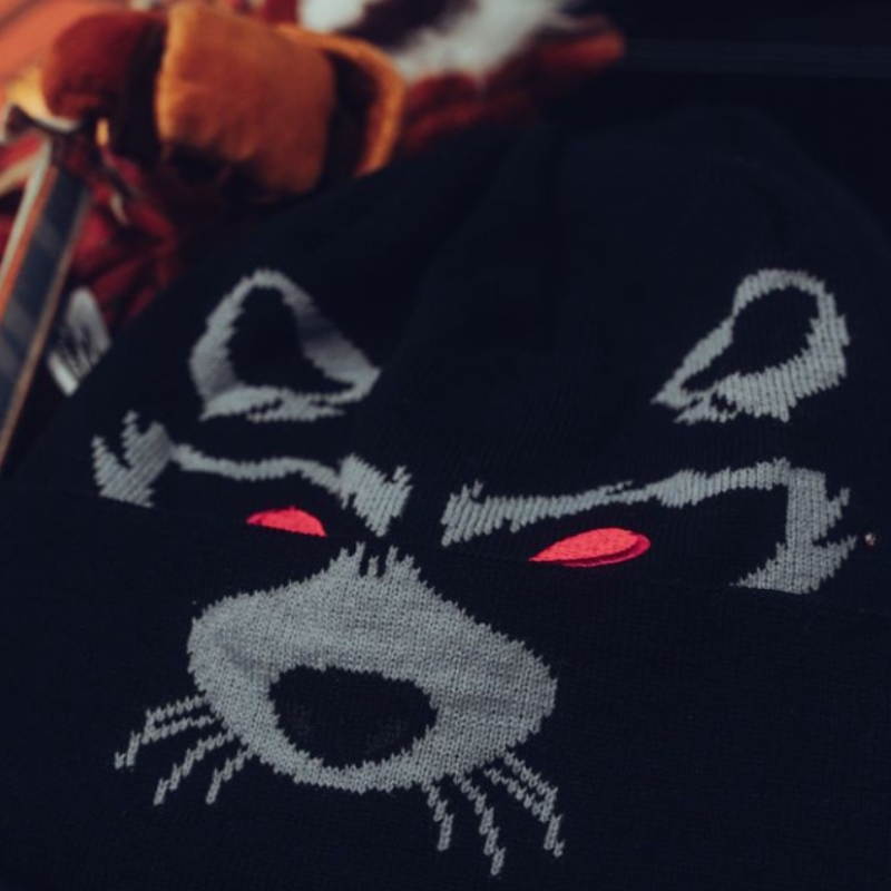 Mütze mit gestricktem und gesticktem Waschbär-Gesicht für Spiele-Event