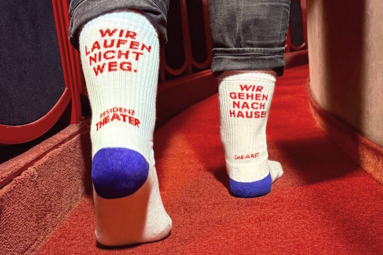 Socken mit Musical-Zitat im Theater