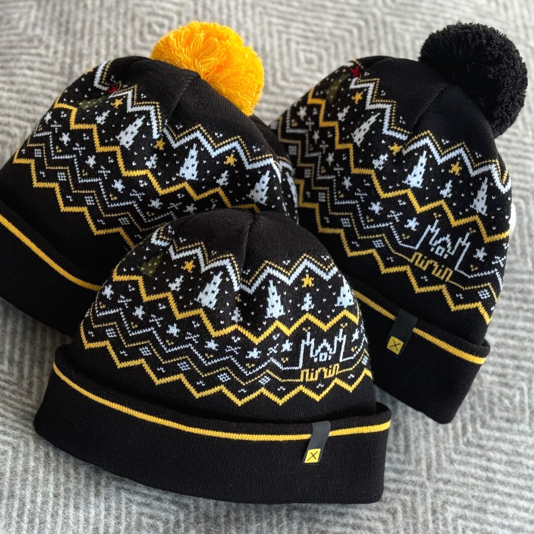 Weihnachtsmützen Christmas-Design mit und ohne Bommel mit gewebtem Logo-Label