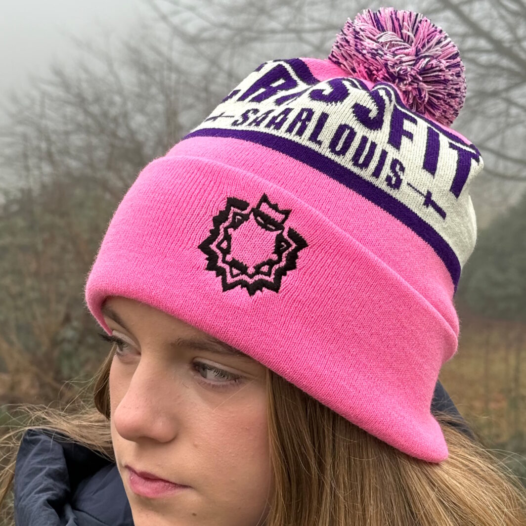 Pinke Mütze mit violettem Design Crossfit-Studio und Bommel