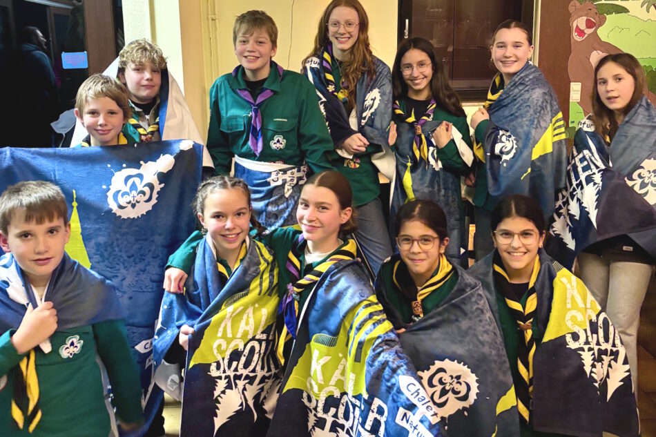 Pfadfinder-Kindergruppe mit bedruckten Badetüchern