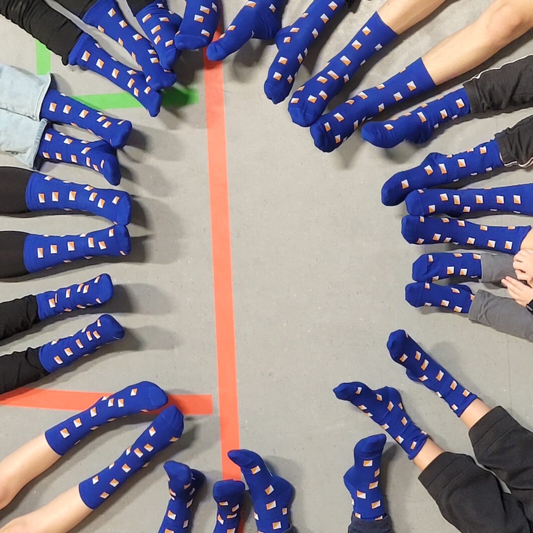 Viele Füße mit Logo-Socken Orientierungslauf