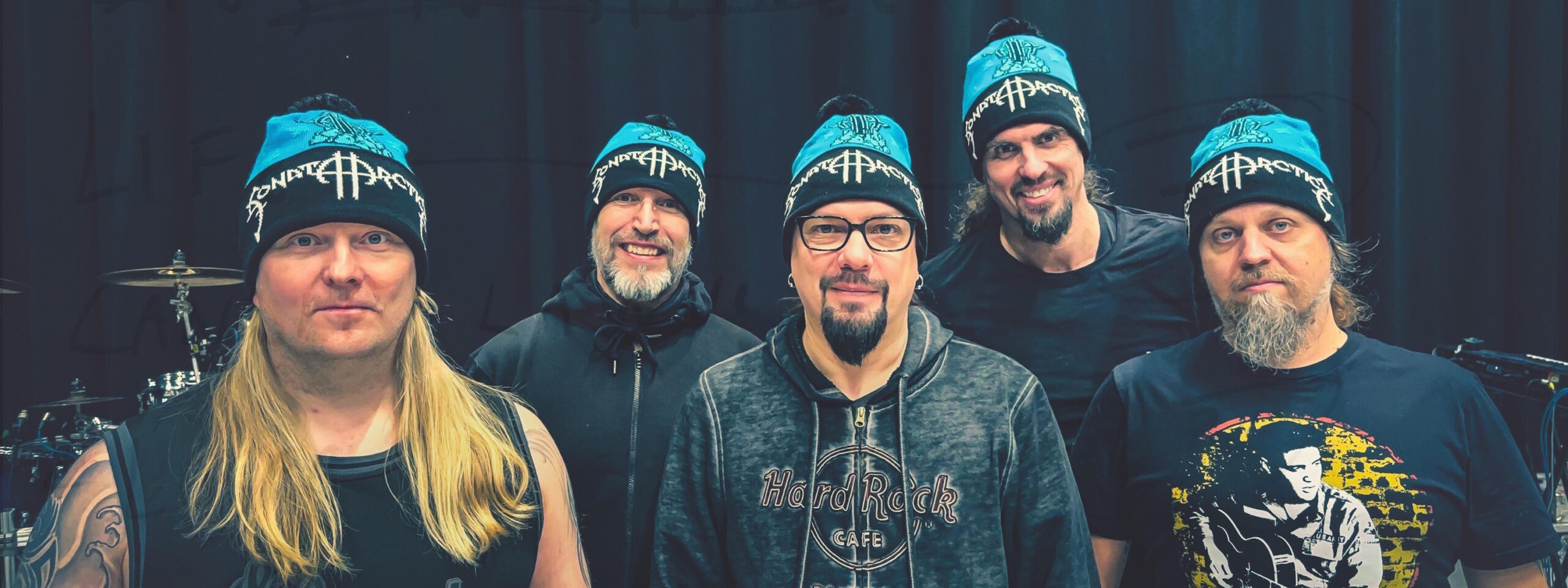 Bandfoto Sonata Arctica mit ihren Merch-Mützen