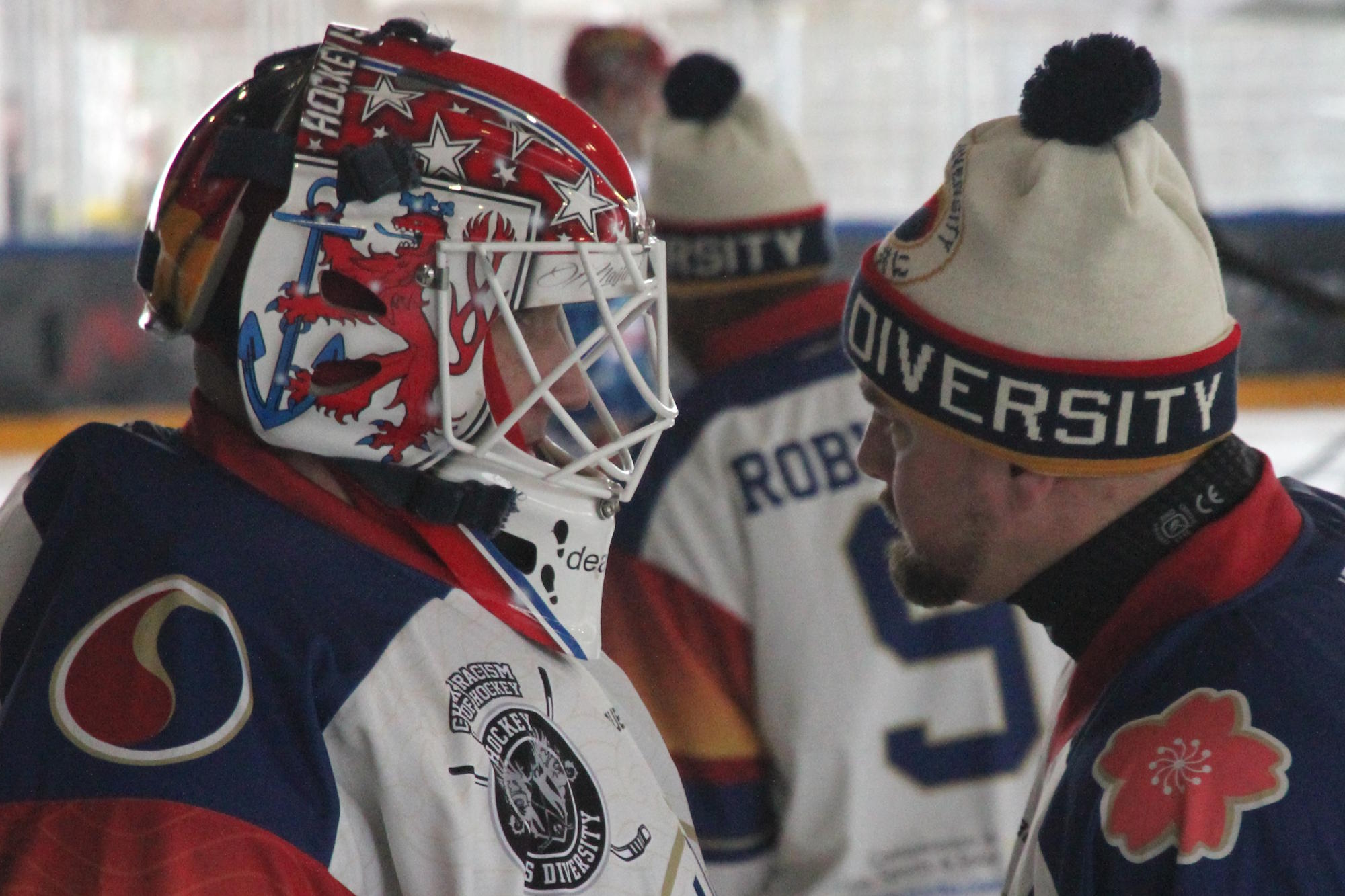 Eishockeyspieler mit Mütze und Torwart beim Warm-up