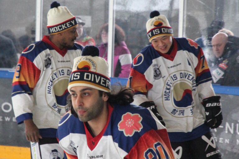 Drei Eishockeyspieler mit Winter Game Mützen