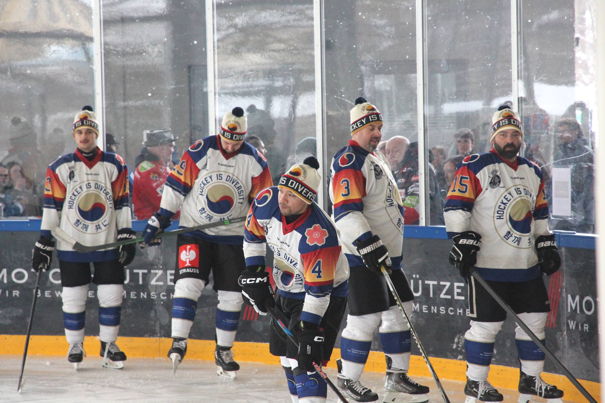 Eishockey-Team mit Mützen beim Warm-up