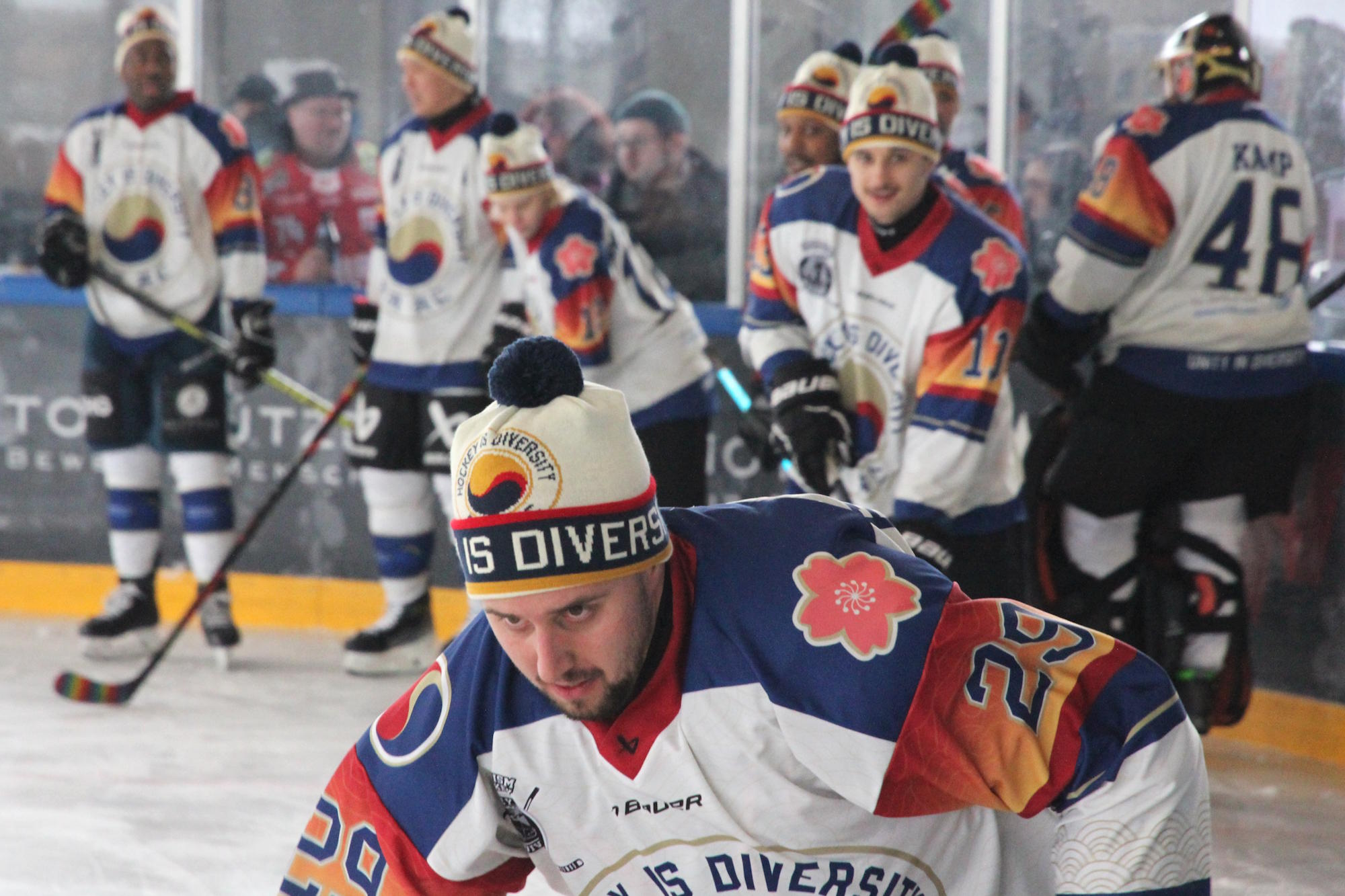 Eishockey-Spieler tragen einheitliche Mützen beim Warm-up