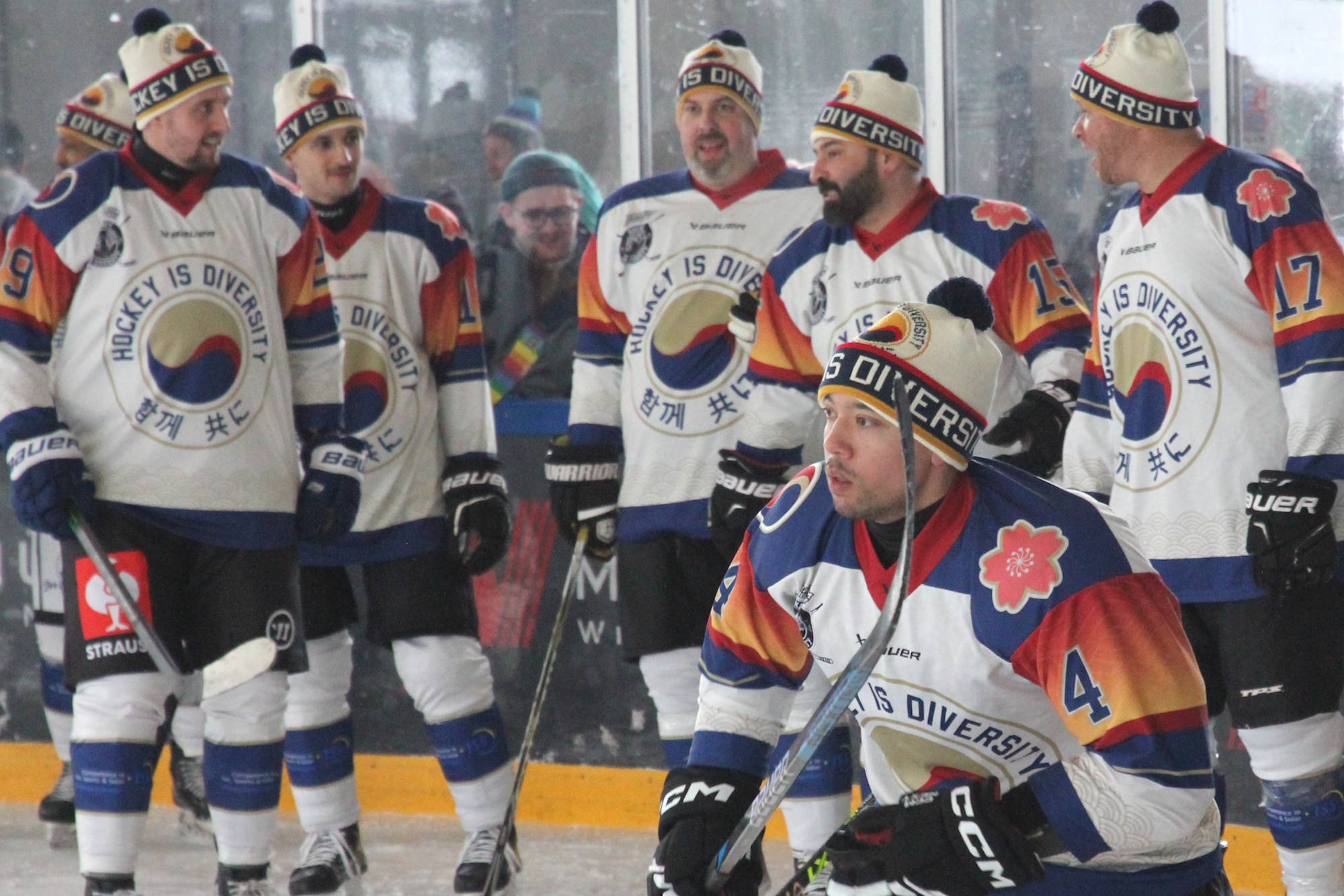Eishockey-Spieler mit ihren Team-Mützen beim Aufwärmen