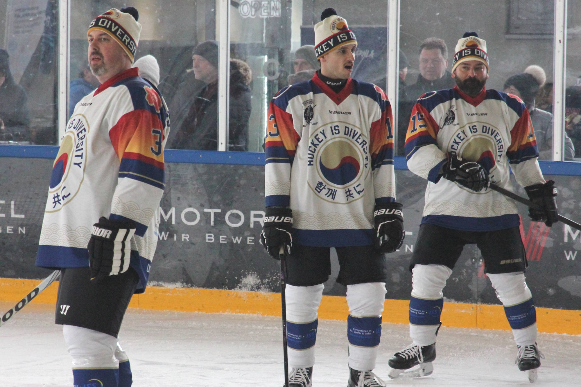 Eishockeyspieler mit Winter Classic Teammützen