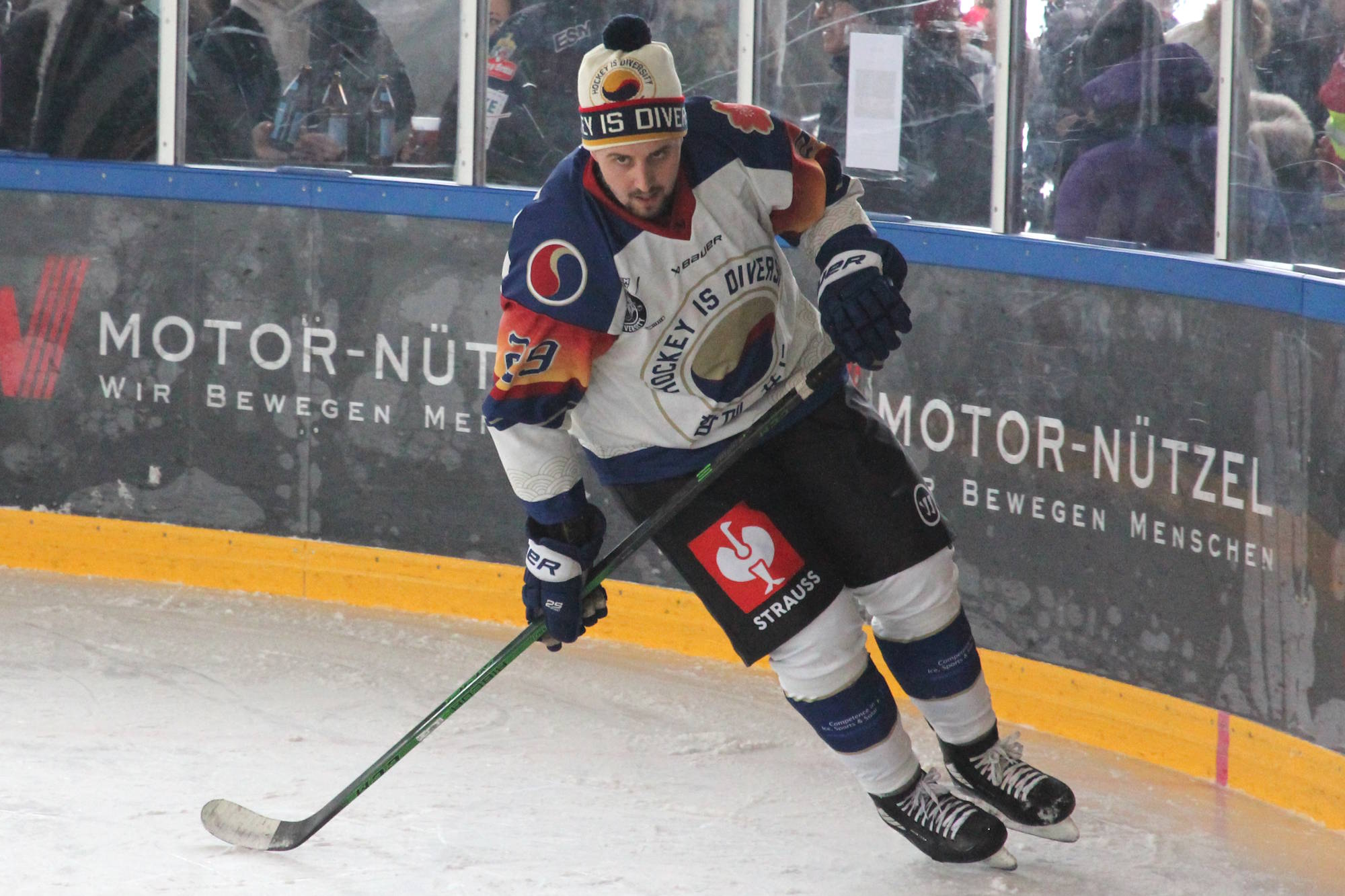 Eishockeyspieler mit Trikot und passender Mütze