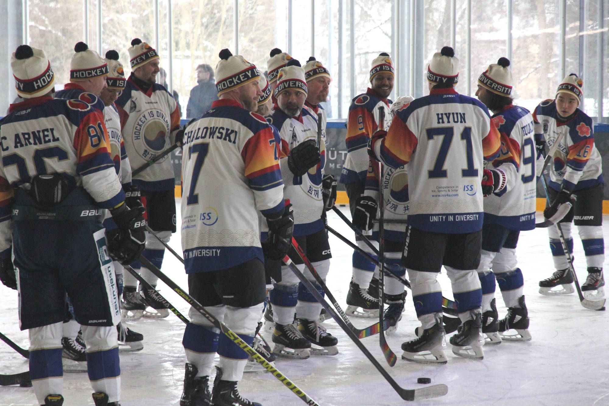 Mützen Eishockey Winter Classic 2026_14 Eishockeymannschaft mit Teammützen vor dem Spiel